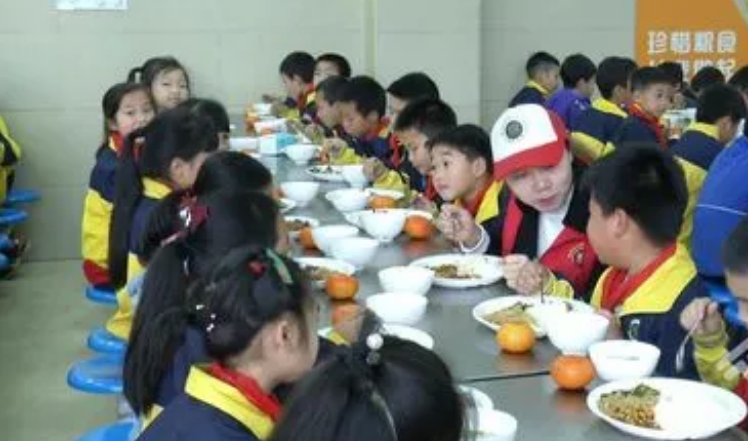 学校食堂集中用餐陪餐制度.png